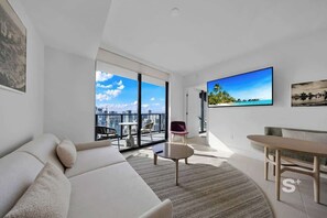 콘도, 발코니, 시내 전망 | 거실 공간