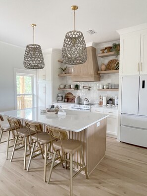 Microwave, oven, stovetop, dishwasher - Lux home, walkable to priv beach, near marina, golf in Gulf Shores Fort Morgan (Gulf Shores)