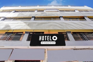 A building with a sign that reads 'HOTEL' and 'Company-Serviced.' - Hotel O Isbt Sector 43 Bus Terminal (Chandigarh)