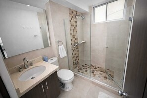 Shower, bidet, towels, soap - Apartment/ Quiet Location / Pool & GYM (Cartagena de Indias)
