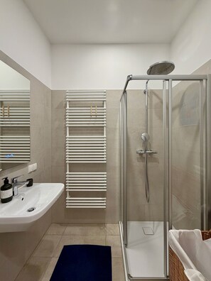 Shower, hair dryer, towels, toilet paper - Meiselmarkt 1150 Garden apartment (Wien)