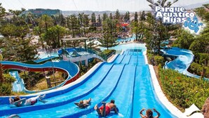 Un parc aquatique doté de nombreux toboggans et de plusieurs piscines.