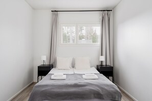 3 bedrooms, desk, iron/ironing board, WiFi