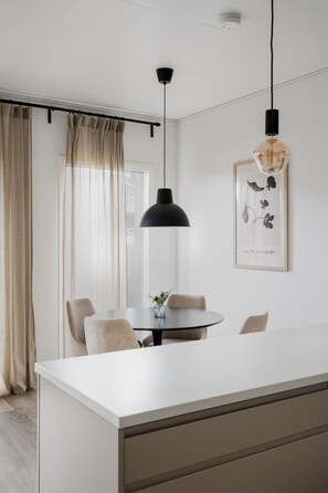 Dining - Modern 3BR House with Sauna & Parking - Near Airport (Vantaa)