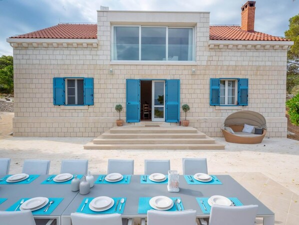 Outdoor dining - Stay With Panoramic Sea Views (Pucisca)
