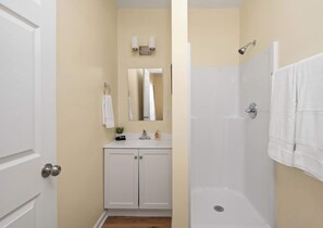 Shower, hair dryer, towels, shampoo - Outdoor Sports & Rec Hideaway w/Hiking & Hot Tub! (Pullman)