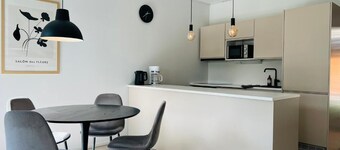 Modern 3BR House with Sauna & Parking