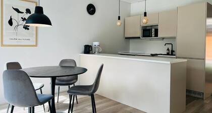 Modern 3BR House with Sauna & Parking