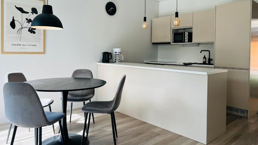 Modern 3BR House with Sauna & Parking