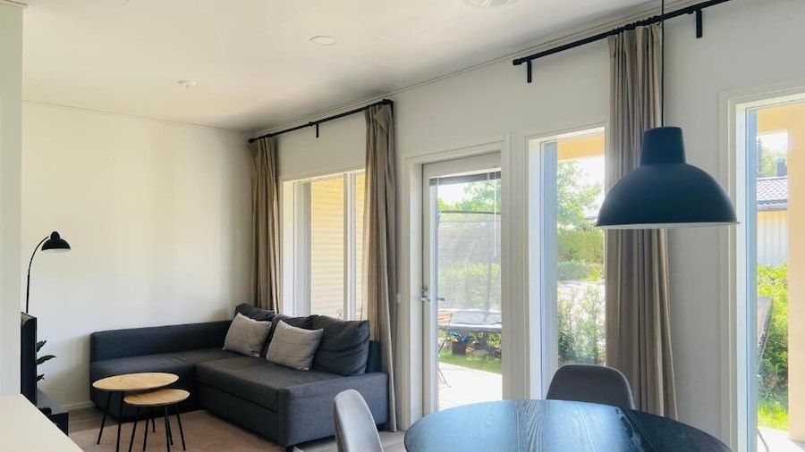 Modern 3BR House with Sauna & Parking