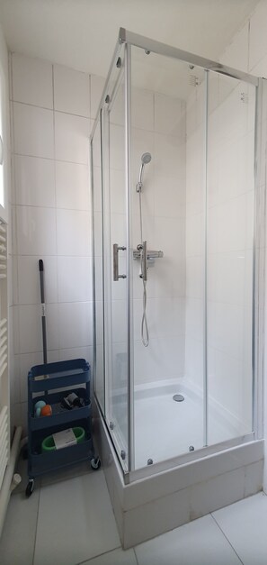 Shower, hair dryer, towels, soap - Old Puteaux, cosy near La Défense (Puteaux)