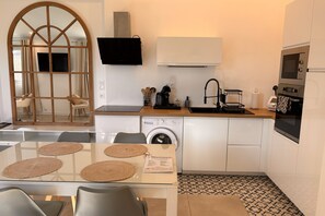 Frigorífico, microondas, horno y placa de cocina