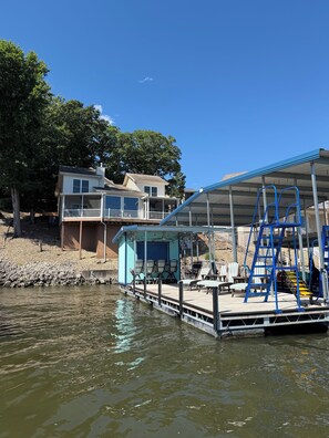 Property grounds - Luxury Lake Ozark waterfront 4BDR 3.5 bath Private 30ft dock sleeps 18 (Lake Ozark)