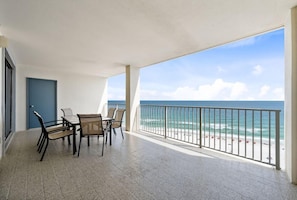 Outdoor dining - Windward Pointe 1504 (Orange Beach)