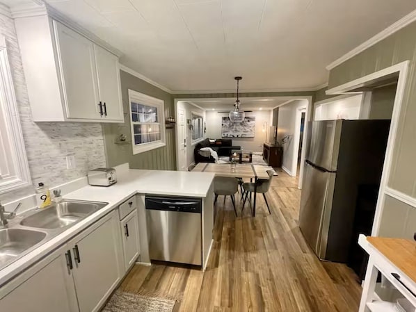 Private kitchen - LUX Home - Centrally Located - only minutes to Norvant Health & Historic Salem (Winston-Salem)