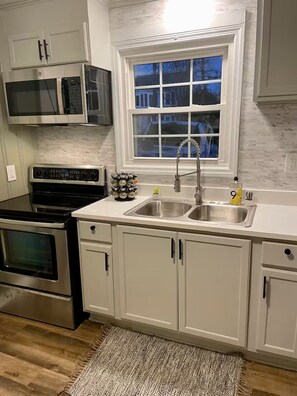 Private kitchen - LUX Home - Centrally Located - only minutes to Norvant Health & Historic Salem (Winston-Salem)