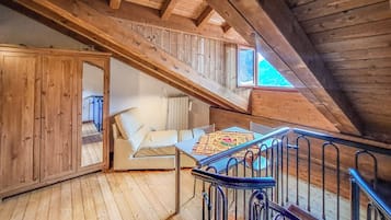 Apartment, Balcony, Mountain View | Living area