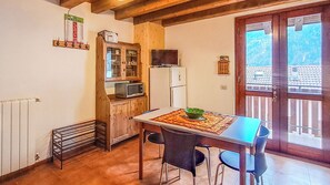 Apartamento, balcón, vistas a la montaña | Restauración