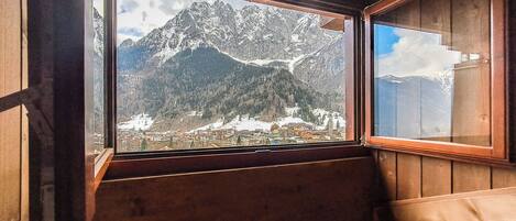 Apartment, Balcony, Mountain View | Interior