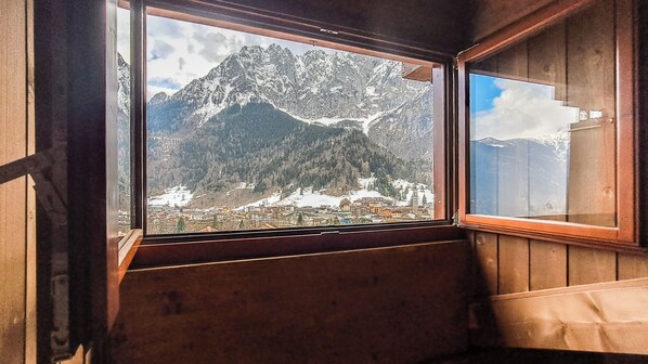 Apartamento, balcón, vistas a la montaña | Interior