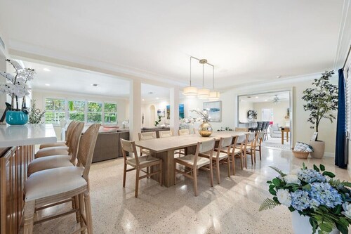 Grand Palm Villa: 6BR+ Oasis, Steps from Ocean
