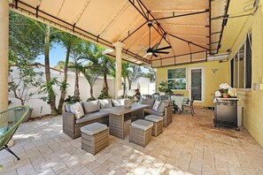 Outdoor dining - Grand Palm Villa: 6BR+ Oasis, Steps from Ocean (West Palm Beach)