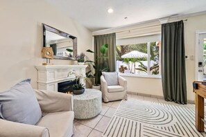 TV - Grand Palm Villa: 6BR+ Oasis, Steps from Ocean (West Palm Beach)