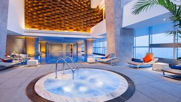 Kolam renang indoor