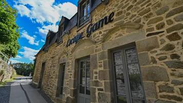 Un bâtiment en pierre sur lequel on peut lire l’inscription : « Coupé Game ».