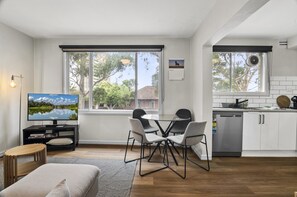 Apartment | Living room - Convenient 2-bed Retreat in Flemington (Melbourne)