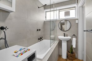 Apartment | Bathroom - Convenient 2-bed Retreat in Flemington (Melbourne)