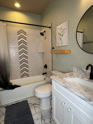 Hair dryer, towels, soap, shampoo - Gem On Pearl w/ Pool - Walk to Downtown Lockhart (Lockhart)
