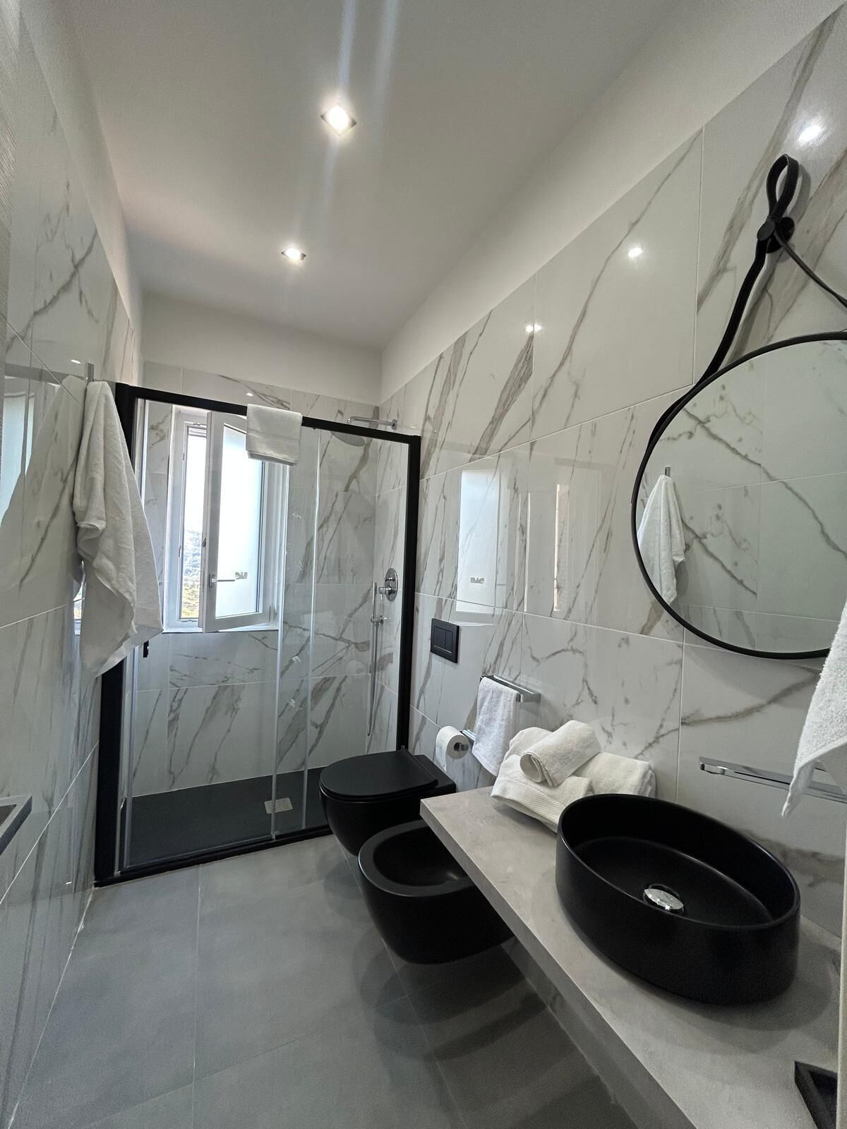 Dusche, Haartrockner, Bidet, Handtücher