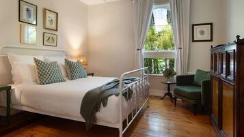 5 bedrooms, iron/ironing board, travel cot, Internet