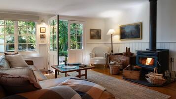 Smart TV, fireplace, DVD player, stereo