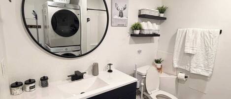 Douche, sèche-cheveux, serviettes fournies, shampoing