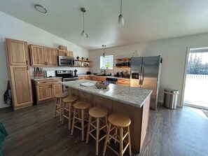 Private kitchen - Modern Spacious 5bd | King Bed, Deck, Near Airport (Fairbanks)