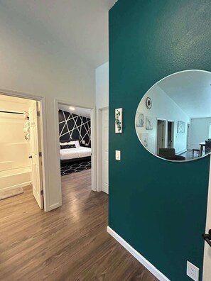 Room - Modern Spacious 5bd | King Bed, Deck, Near Airport (Fairbanks)