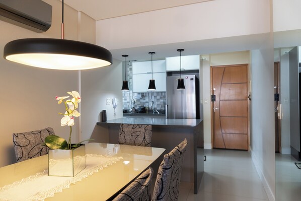 Dining - Apartment facing the sea, 60 meters from the beach. Air conditioning and safety netting throughout. (Praia Grande)