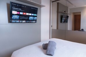 Room - Apartment facing the sea, 60 meters from the beach. Air conditioning and safety netting throughout. (Praia Grande)