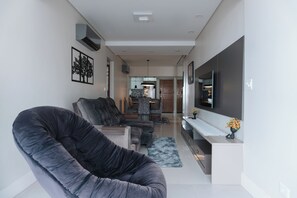 Living area - Apartment facing the sea, 60 meters from the beach. Air conditioning and safety netting throughout. (Praia Grande)