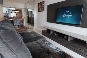 Living area - Apartment facing the sea, 60 meters from the beach. Air conditioning and safety netting throughout. (Praia Grande)