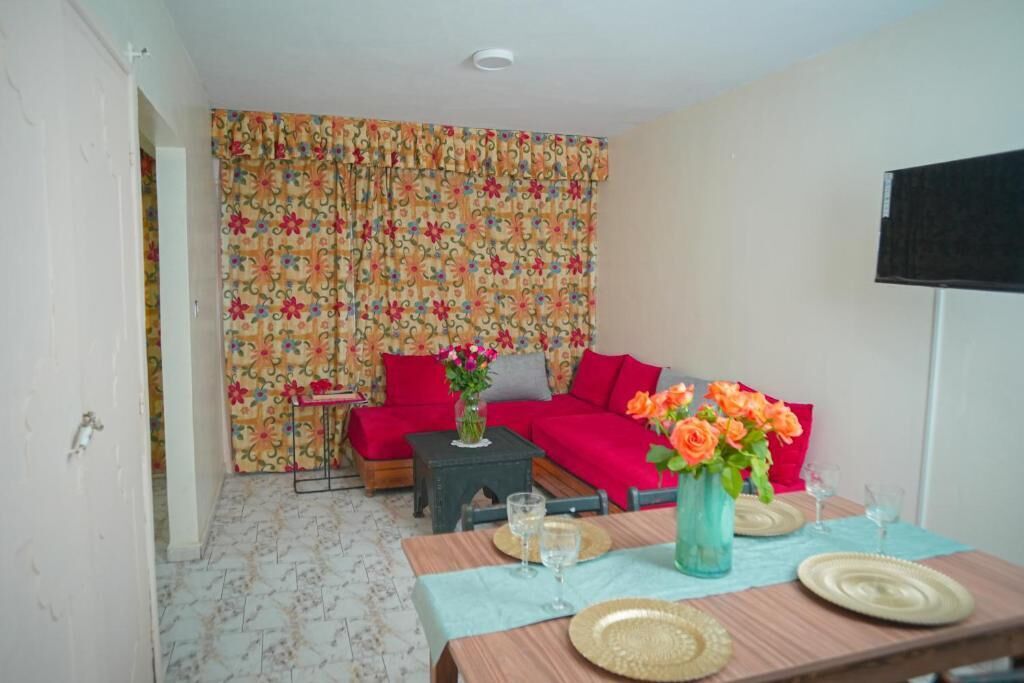 컴포트 아파트, 침실 2개, 발코니, 정원 전망 | 거실 공간