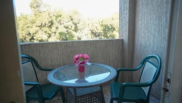 Appartement Confort, 2 chambres, balcon, vue jardin | Restauration extérieure