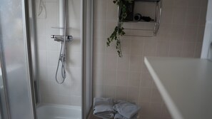 Shower, hair dryer, towels - Wittow Apartment for 2 Guests (50 m²) in Wiek on Rügen (Wiek)