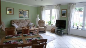 Living area - Modern Apartment for 4 Guests (114 m²) in Wiek on Rügen (Wiek)