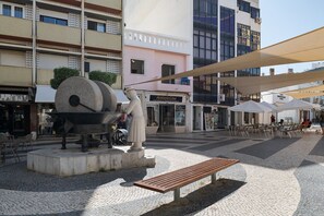 Outdoor dining - Holiday Home 'Casa Largo Da Mó' with Private Terrace, Wi-Fi and Air Conditioning (Portimão)