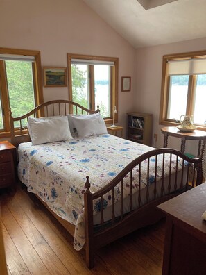 4 bedrooms, desk, free WiFi, bed sheets - Waterfront Home With 2 docks (Meredith)