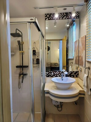 Bathroom - Ideal Family Getaway Connected to Eastwood Mall (Quezon City)