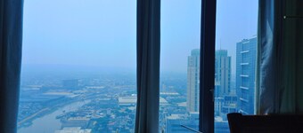 Ideal Family Getaway Connected to Eastwood Mall